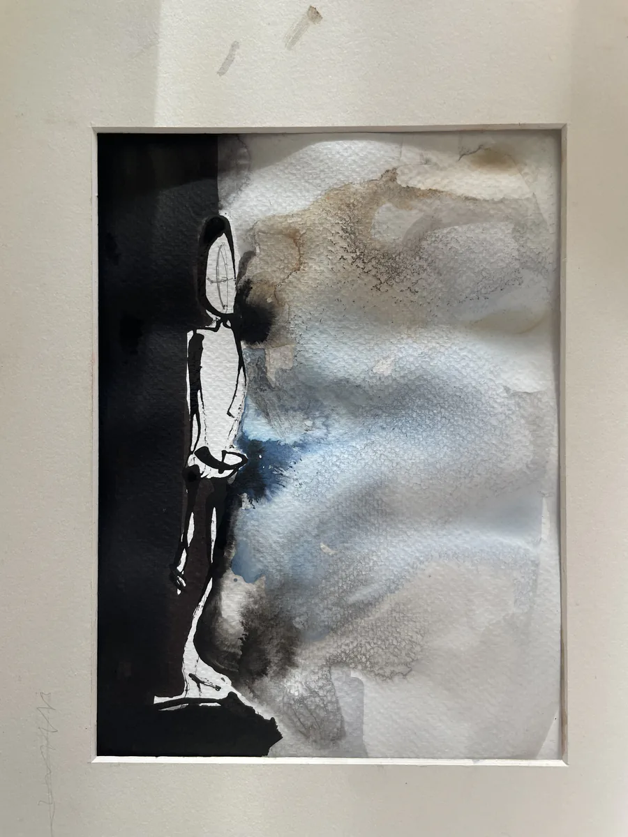 Une figure encadrée entre ombre et lumière
