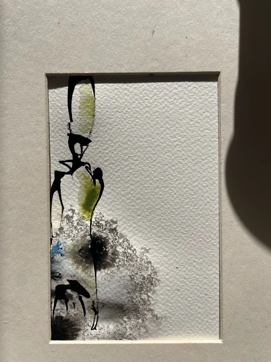 Une petite figure verte encadrée