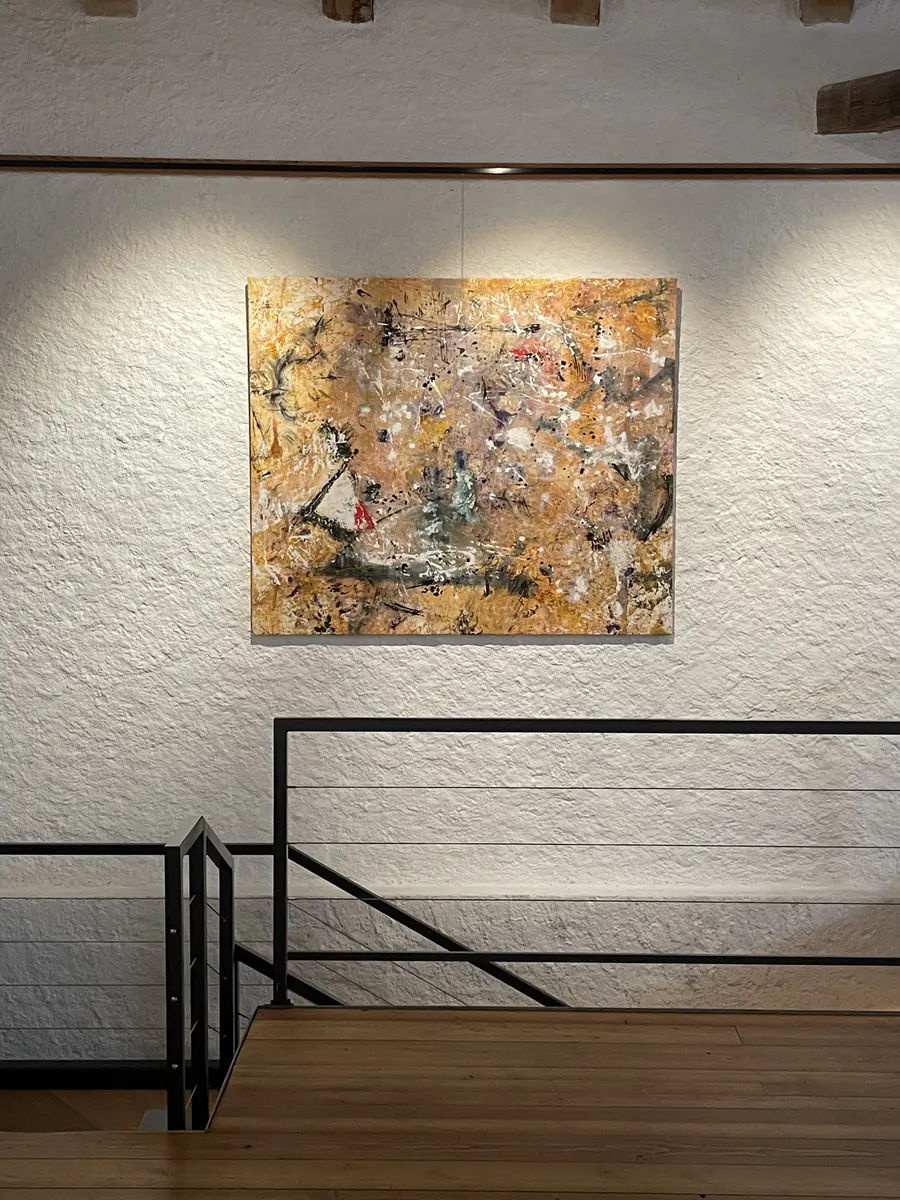 Une toile éclairée au-dessus de l’escalier
