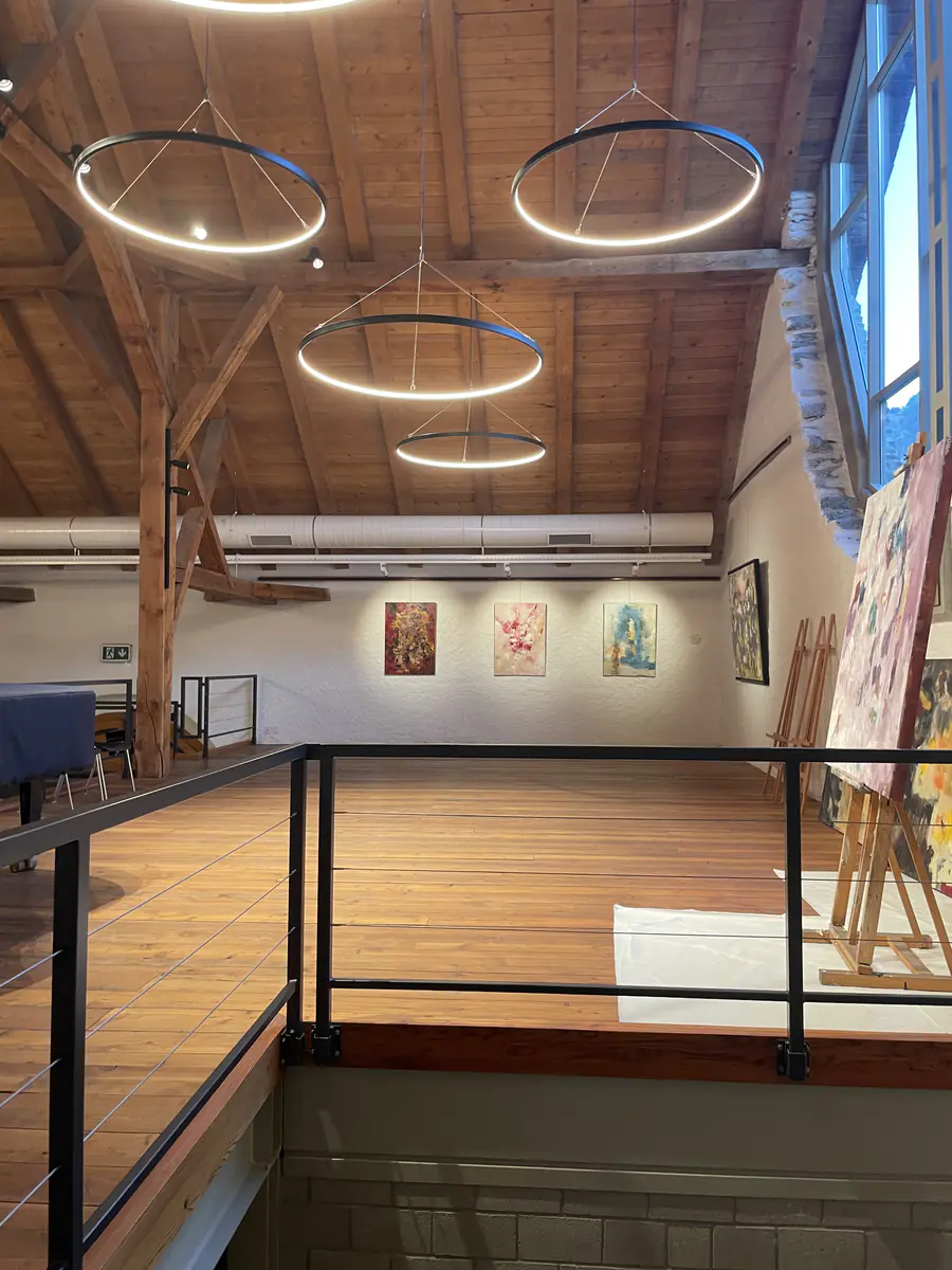 Un espace d’exposition sous la charpente
