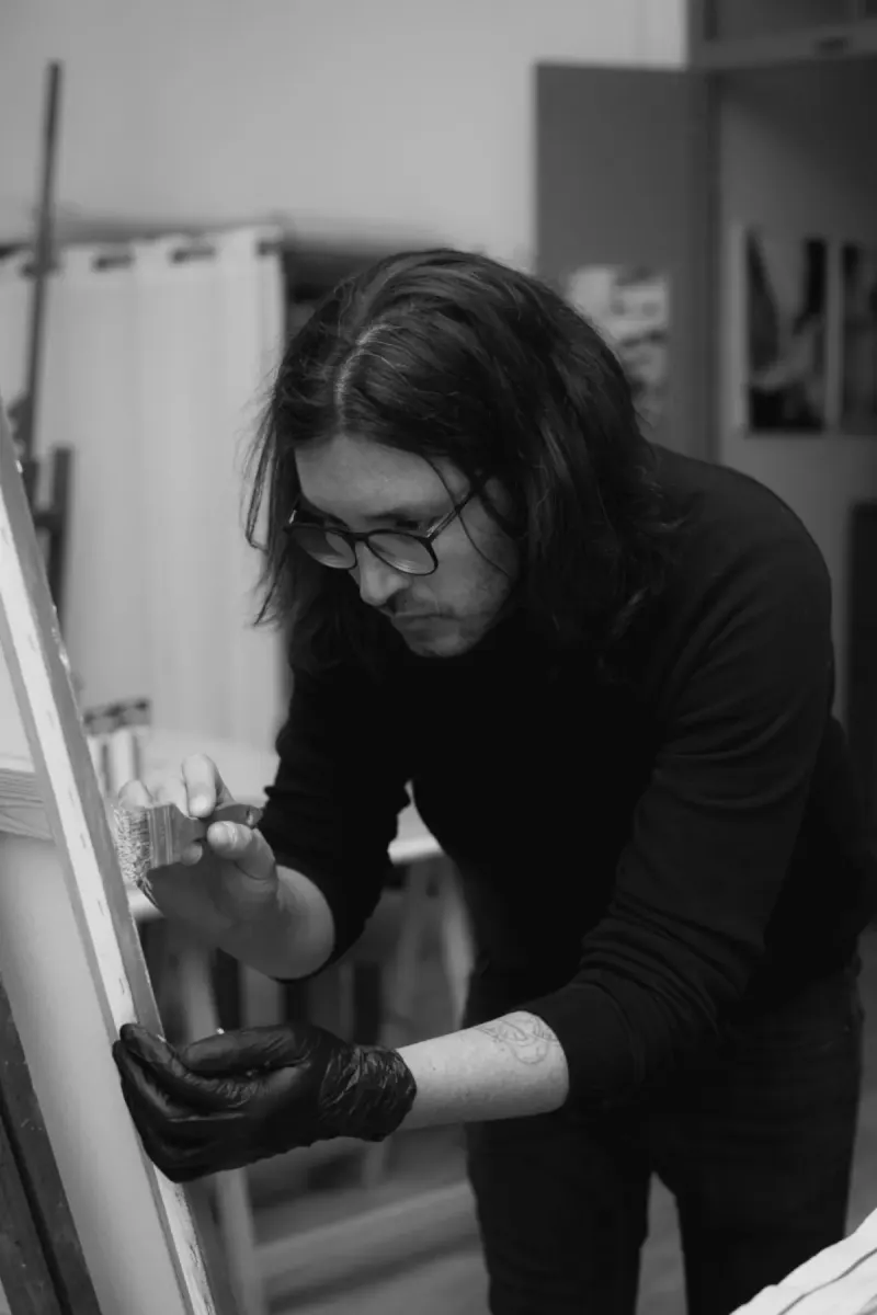 Camilo Rivera au travail dans son atelier